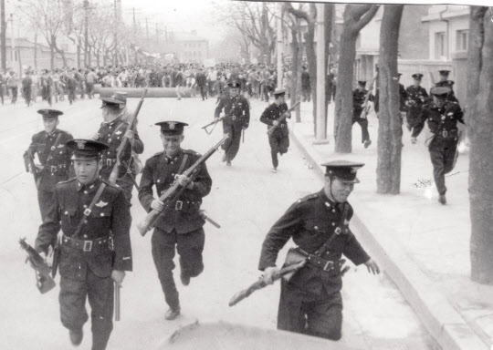 1960년 4.19 당시 적선동 해무청 앞에서 데모대에 쫓기는 경찰의 모습.