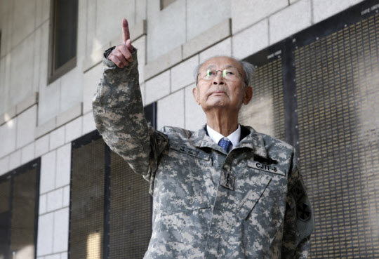 지난 10월 31일 서울 용산구 전쟁기념관에서 백선엽 장군이 전사자 명부를 보고 있다 / 성형주 기자