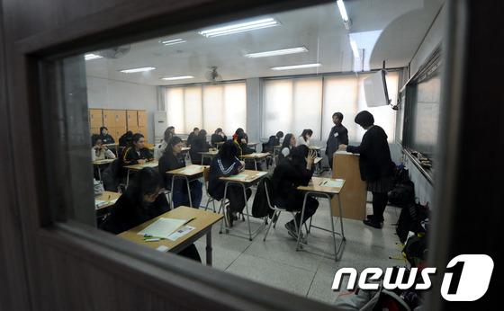 수능 영어듣기 중단 사태…피해 수험생 단체로 '멘붕'