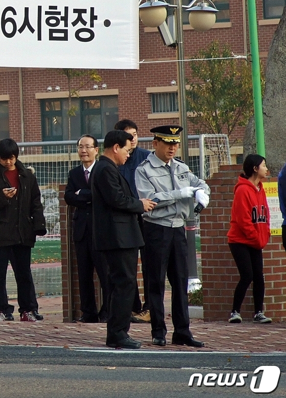 수능날 수험생에 자신의 시계 풀러준 울주경찰서장