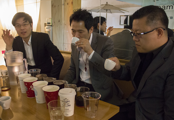커피 전문가 3인이 명동 '가배두림'에서 5개 브랜드 커피를 시음하고 있다. 좌측부터 이동진 교수, 유정무 바리스타, 정형준 큐그레이더 /김범수 기자