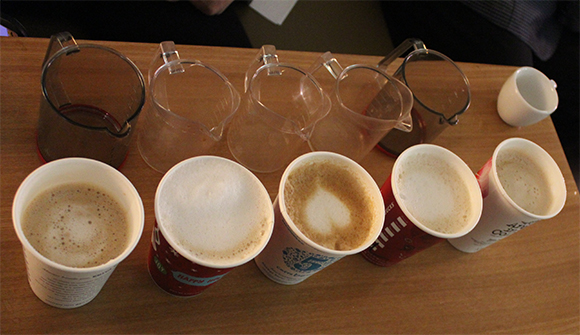 전문가 3인은 5개 브랜드 카페라떼 거품을 혹평했다. /김범수 기자