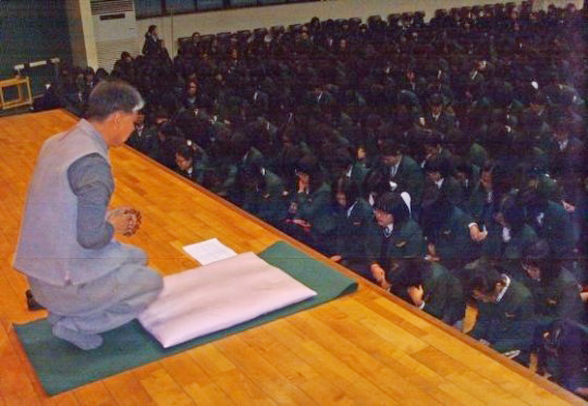 고교 교장이 학생들 앞에서 20분동안 '사죄의 108배'...왜?