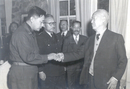 전쟁 중의 백선엽 대장(왼쪽)과 이승만 대통령
