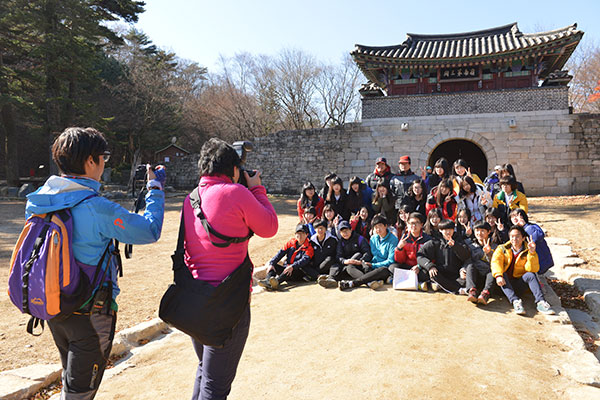 제3관문 조령관 앞에서 기념촬영을 하던 충북 제천 세명고등학교 학생들.