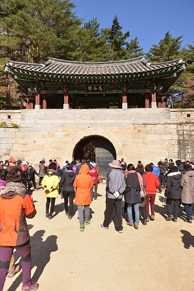 단체 여행객으로 붐비던 제2관문인 조곡관. 