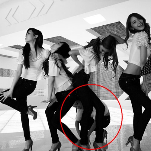 
	소녀시대 단체사진, &quot;소녀시대 '각선미' 사이에 숨어있는 쭈구리?&quot;
