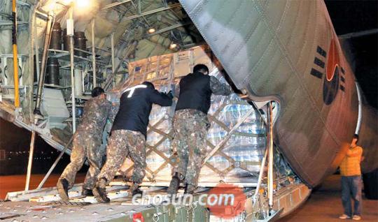 
		14일 저녁 경기도 성남시 서울공항 활주로에서 공군 요원들이 필리핀 태풍 피해지역으로 보낼 구호품을 수송기에 싣고 있다. 정부는 식량과 식수, 의료 물품 등 500만달러 규모의 물자와 현금을 지원하고, 해외 긴급 구호대를 보낼 계획이라고 밝혔다. 의료진 20명과 119구조단 14명 등 40명 규모로 편성된 1차 긴급 구호대는 15일 오전 4시 필리핀으로 출발해 현지에서 구조활동을 벌인다. /성형주 기자
