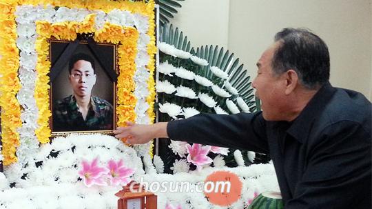 
	15일 오전 광주보훈병원 장례식장에서 김정평씨가 17년간 투병하다 숨진 둘째 아들 김인원씨의 영정을 어루만지며 오열하고 있다
