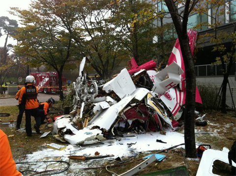 
		16일 오전 9시께 서울 삼성동 아이파크 아파트 25층 부근에 LG마트를 단 헬기로 추정되는 비행체가 부딪쳐 추락했다./뉴시스
