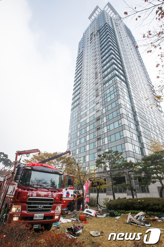 
	16일 오전 서울 삼성동 아이파크아파트에 LG그룹 소속 민간헬기가 충돌해 추락하는 사고가 발생해 소방대원들이 구조작업을 펼치고 있다. © News1 유승관 기자
