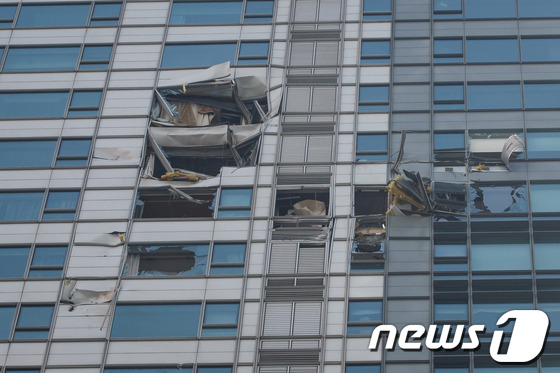 
 16일 오전 서울 삼성동 아이파크 아파트에 민간 헬리콥터가 충돌해 아파트 외벽이 심하게 부서져 있다. 이 사고로 기장 1명과 부기장 1명이 사망했다. . 2013.11.16/뉴스1 © News1 유승관 기자
