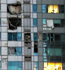 
	헬기 충돌 사고 하루 뒤인 17일 밤 서울 강남구 삼성동 현대아이파크 아파트 실내에서 하나 둘 불이 켜지고 있다. 
