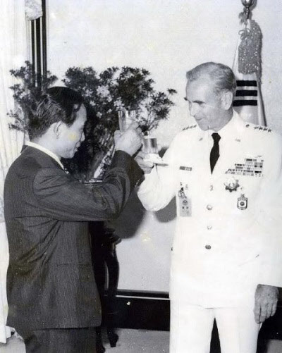 1979년 7월 이임하는 존 베시 유엔군사령관을 맞는 박정희 대통령.