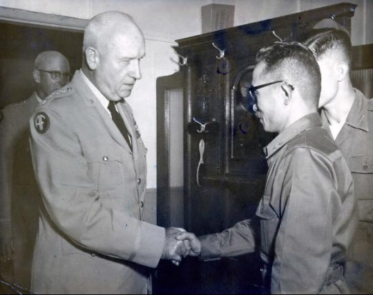 1961년 6월 29일 이임 퇴역하는 전 유엔군사령관 카터 매그루더 장군이 한국을 떠나는 인사를 하기 위해 박정희 부의장을 만났다.