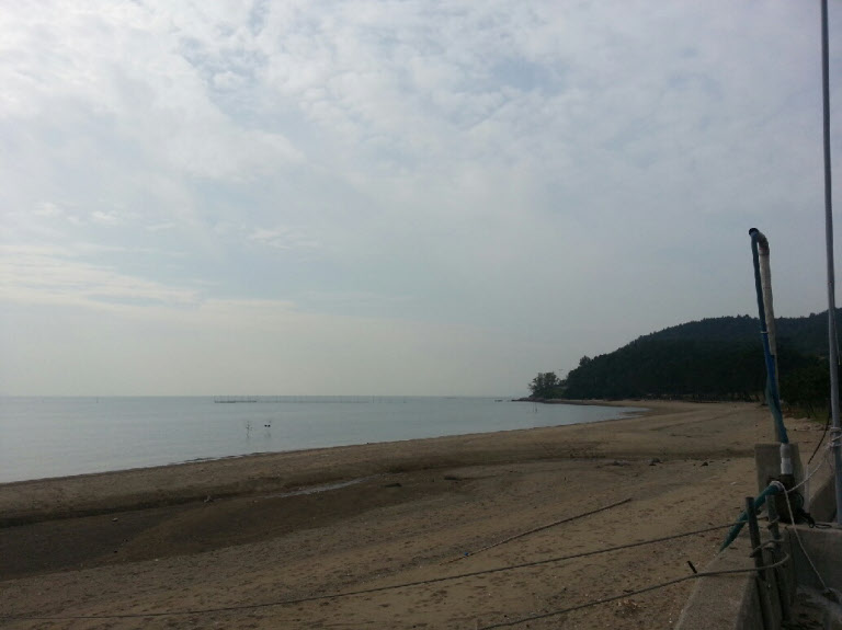 전남 보성군 회천면 전일리 군학마을 앞 해변. 이순신 장군은 통제사로 재임명된 뒤  군수와 군사 등을 모아 여기서 전남 서남해쪽으로 향했다. 일본군과 건곤일척의 승부를 기약하고 있었다.