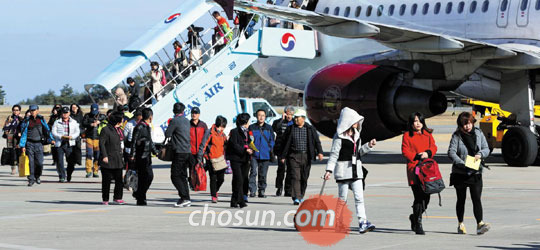 
	지난 20일 중국 상하이(上海)에서 출발해 양양국제공항에 도착한 비행기에서 중국 관광객들이 공항 입국 게이트를 향해 걸어가고 있다.
