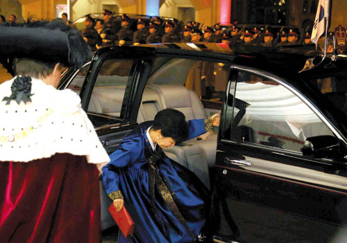 
	영국 버킹검에서 차량 하차 중, 넘어지고 있는 박근혜 대통령, 출처: english.chocun.com 
