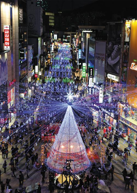 
	지난해 부산 중구 광복로에서 열린‘크리스마스트리 문화축제’장면. 광복로 거리가 국내 최대 규모의 크리스마스트리 축제를 보러 나온 시민들로 가득하다. 올해는‘사랑과 치유’를 주제로 30일 개막해 내년 1월 5일까지 계속된다
