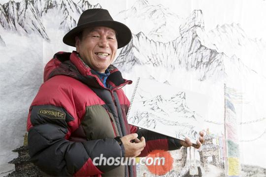 
	지난달 28일 서울 인사동 작업실에서 만난 곽원주 화백이 준비 중인 작품과 스케치를 보이며 히말라야 고봉에 대해 설명하고 있다
