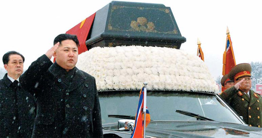 
	2011년 12월 28일 평양에서 열린 김정일 북한 국방위원장 영결식에서 김정은(가운데·당시 당 중앙군사위 부위원장) 노동당 제1비서가 거수경례하는 모습을 장성택(왼쪽) 국방위 부위원장이 지켜보고 있다
