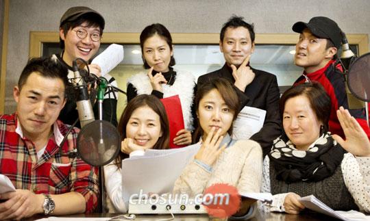 '김승준의 성우쇼'에 출연하는 8명의 성우. 왼쪽부터 시계 방향으로 홍범기, 소연, 김승준, 위훈, 양정화, 사문영, 이보희, 백승철 성우.