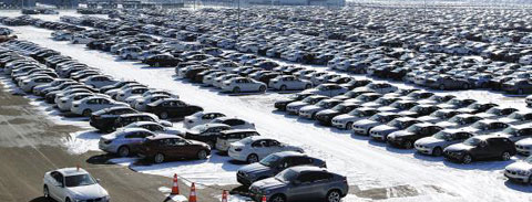 지난 1월 경기도 평택시 국제자동차부두에 배를 타고 들어온 BMW 등 수입차들이 늘어서 있다.