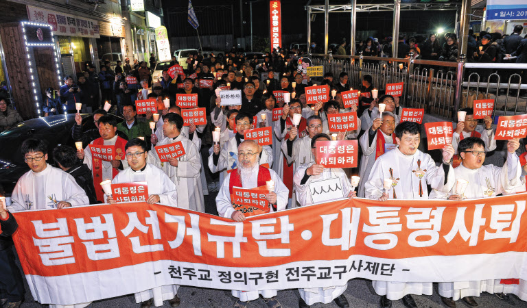 11월 22일 전북 군산시 수송동 성당에서 열린 시국미사를 마친 사제들이 가두행진을 벌이고 있다. 김영근 기자