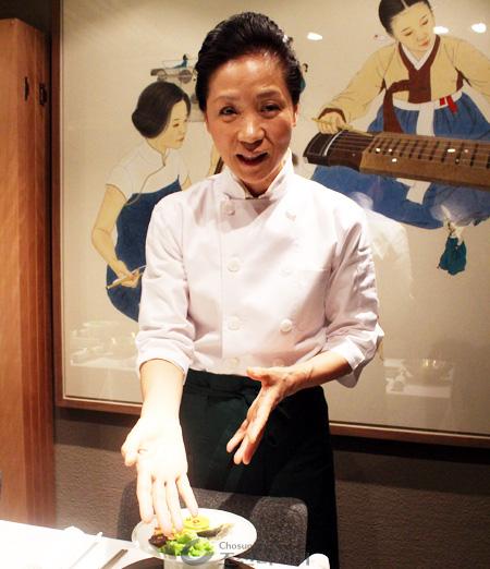 '윤가’의 윤미월 사장이 갈비찜과 부침개, 산나물 등 전통 한국 음식을 정성스럽게 차리고 있다