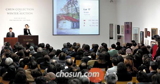 
		11일 오후 서울 강남구 신사동 K옥션에서 열린 ‘전재국 미술품 컬렉션 경매’에서 오치균의 아크릴화 ‘가을 정류장’(1999)에 대한 경매가 진행되고 있다. 이 작품은 2억2000만원에 낙찰됐다. 이날 김환기의 1965년작 ‘24-Ⅷ-65-South East’가 5억5000만원에 낙찰되는 등 출품작 80점이 모두 팔렸다. 총 낙찰액은 25억7000만원이다. /이진한 기자 
