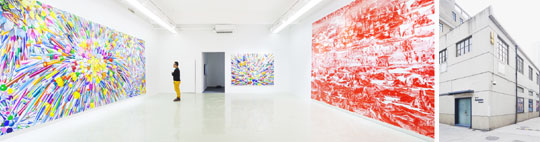 20일 개관한 학고재 갤러리 상하이 분점에서, 한 관람객이 홍경택의‘연필 3’을 감상하고 있다.(왼쪽 사진) 학고재 상하이 분점의 외관.(오른쪽 사진)