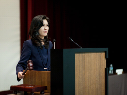 이부진 호텔신라 사장이 주주총회에서 의사봉을 잡고 있는 모습. /조선일보DB