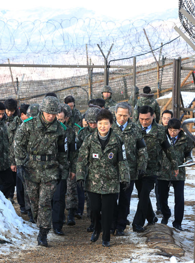 
		박근혜 대통령이 24일 동부전선 최전방부대인 강원도 양구군 12사단 을지대대를 방문, GOP 철책을 점검하고 있다. /뉴시스
