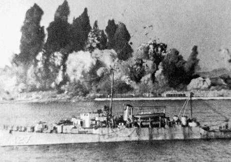 
	1950년 12월 24일 마지막 수송선이 떠난 후 폭파되는 흥남부두.
