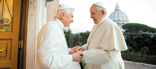 
	교황 프란치스코(오른쪽)가 성탄절을 이틀 앞둔 23일 바티칸 내 수도원에 사는 전임 교황 베네딕토 16세를 찾았다. 두 교황은 자주 만나고 전화 통화를 하면서 가깝게 지내고 있다.
