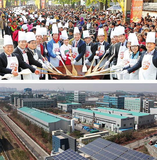 
	전주는 전통을 지키면서 살기 좋은 도시를 만드는 동시에‘100년 먹거리’챙기기도 성공했다. 왼쪽은 지난 10월 태조로 한옥마을 주변에서 열린 전주비빔밥 축제 장면. 도시 슬럼가에서 관광 1번지로 변신한 한옥마을은 전주 도시재생 프로젝트 성공의 상징이다. 오른쪽은 탄소섬유 응용기업 20여곳이 입주한 팔복동 친환경복합산업단지의 모습. /전주시 제공
