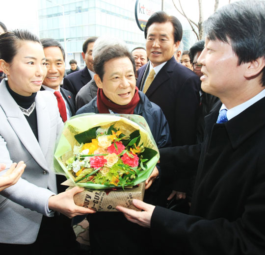 
	26일 광주광역시를 방문한 안철수 무소속 의원이 지지자들로부터 꽃다발을 받고 있다.

