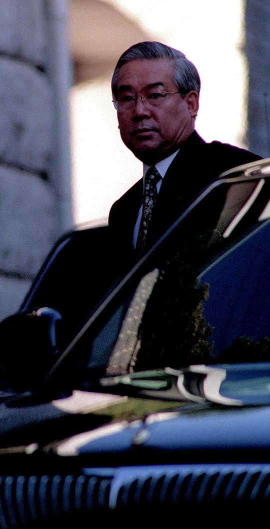1995년 11월 27일 전두환 전대통령의 집을 찾은 장세동 전안기부장 모습.