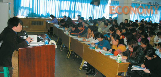 
	베이징 대학가 중관춘에 자리잡은 ‘신동방(新東方)영어학원’에서 수강생들이 토플 수업을 듣고 있다. 
