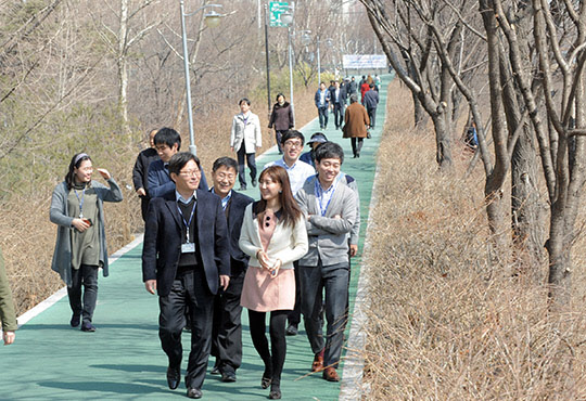 서울 양재천 주변 직장인들이 점심시간을 이용하여 산책하는 모습 /전기병 기자