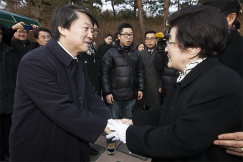 
	안철수 무소속 의원이 갑오년 새해 첫날인 1일 오전 서울 동작구 국립서울현충원 김대중 전 대통령 묘역에서 이희호 여사와 만나 새해 인사를 나누고 있다./뉴스1(안철수 의원실 제공) 
