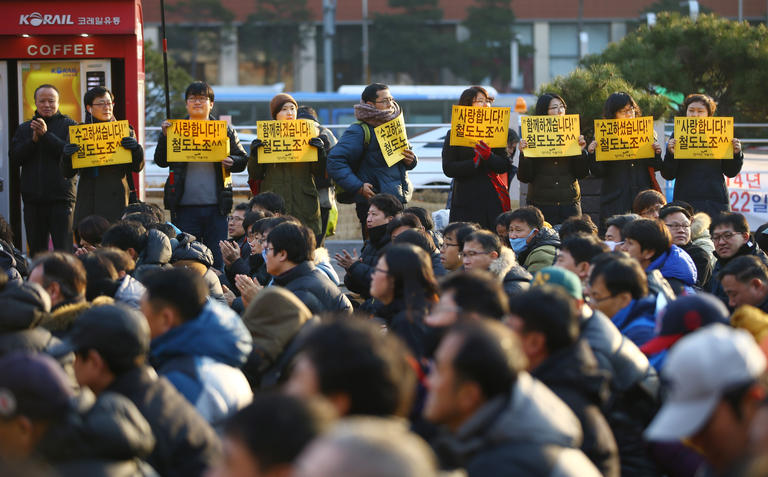 [사진] 22일간의 파업을 마친 철도노동자들이 31일 오전 서울역광장에 모여 결산집회를 열고있다. //이준헌 기자