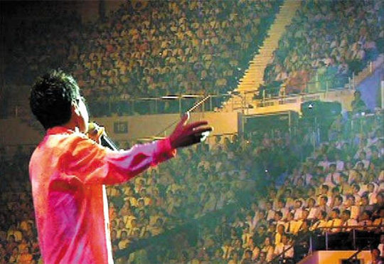 가수 조용필이 2005년 8월 23일 평양 류경 정주영 체육관에서 열린 ‘조용필 평양 2005’ 공연에서 노래하고 있다. 공연 초반 경직된 자세로 음악을 듣던 7000여 평양 시민들은 공연이 이어지자 눈물을 흘리고 박수를 치면서 노래를 따라 불렀다