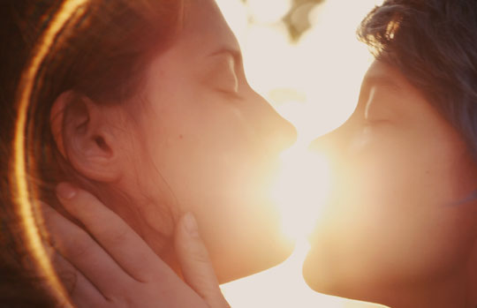 때론 엠마의 머리로 또 아델의 원피스로, 때로 뜨거웠다 또 차가웠다 하며‘블루’는 모습과 온도를 바꿔가며 영화에 머무른다.