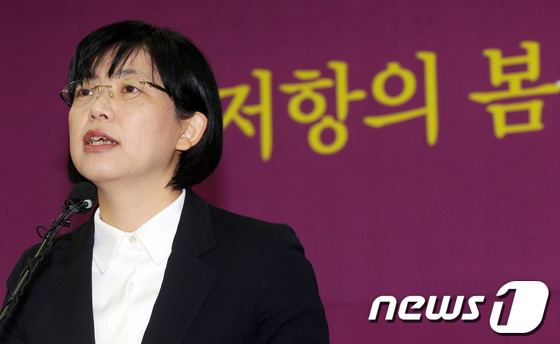 
	이정희 통합진보당 대표가 16일 오전 서울 여의도 국회 의원회관에서 열린 신년 기자회견에서 새해 포부를 밝히고 있다. 2014.1.16/뉴스1 © News1 허경 기자
