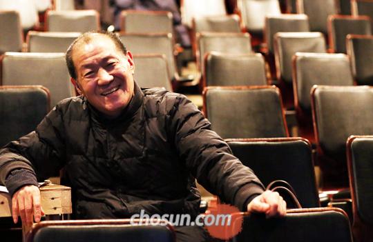 오태석의 연기관은 최소주의다. “배우가 최소로 움직여야 관객이 머리를 최대로 쓴다.” 극단 목화 30주년 개막작 ‘자전거’를 공연 중인 대학로의 극장에서