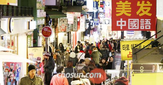 
	14일 서울 중구 명동의 한 미용실 간판(오른쪽 위)에 중국어가 가능하다는 문구가 적혀 있다.
