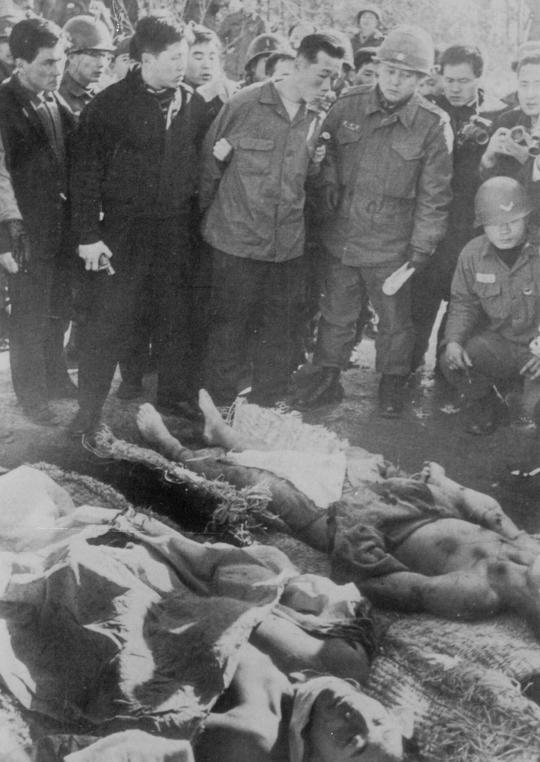 1968년1월25일 생포된 공비 김신조가 동료들의 사체를 확인하고 있다.