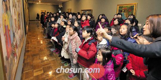 
	21일 서울 국립현대미술관 덕수궁관에서 열리는‘명화를 만나다?한국 근현대 회화 100선’전시장을 찾은 지역아동센터 어린이들이 작품을 감상하고 있다.
