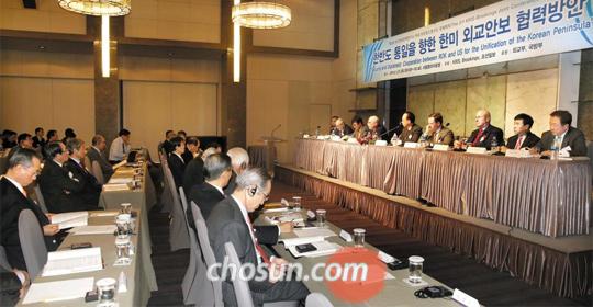 
		미국 브루킹스연구소와 한국전략문제연구소, 조선일보 공동 주최로 21일 서울 플라자호텔에서 열린 통일 국제 콘퍼런스에서 발제·토론자들이 참석자들의 질문에 답하고 있다. 이날 행사에는 리처드 부시 브루킹스연구소 동아시아센터 소장과 이상희 한국전략문제연구소장, 김관진 국방부 장관 등 전·현직 고위 관료와 안보 전문가 300여명이 참석했다. /이덕훈 기자
